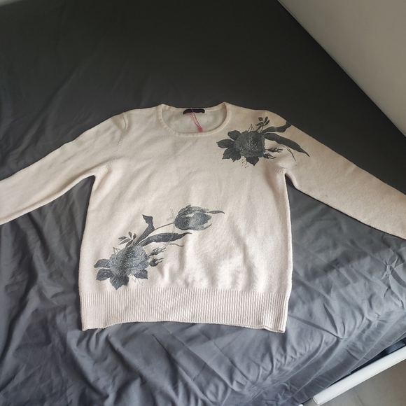 Elegant Beige Floral Sweater - Soft Knit with Black Flower Print for women - Picture 3 of 7